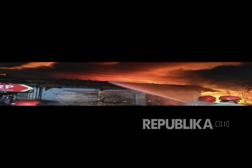 Jago Merah Mengamuk, Lalap Tiga Rumah dan Tiga Toko di Cirebon