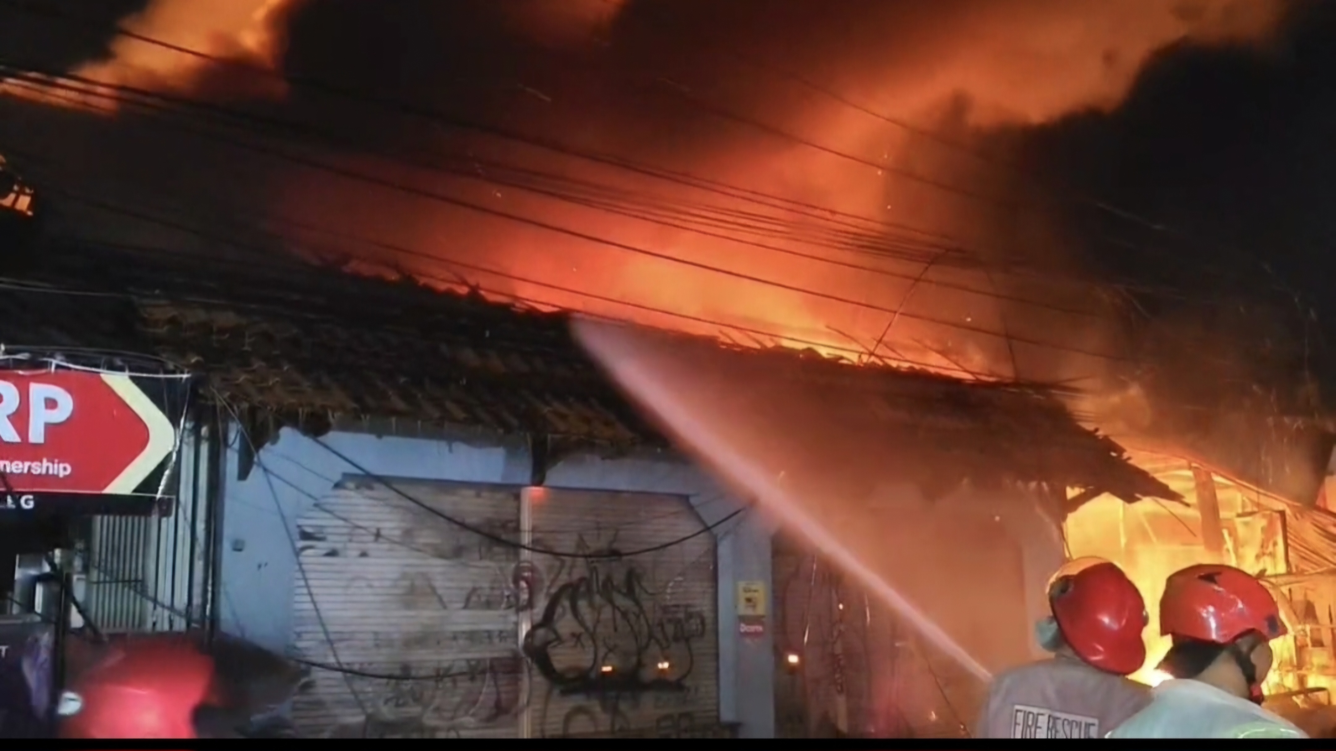 Petugas Damkar sedang memadamkan api dalam kebakaran di Kecamatan Sumber, Kabupaten Cirebon, Sabtu (27/9/2025) malam.
