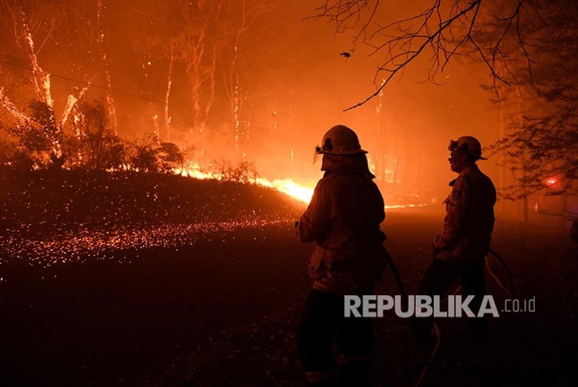 Petugas damkar setempat mengamankan properti di Australia dari kebakaran hutan, ilustrasi.
