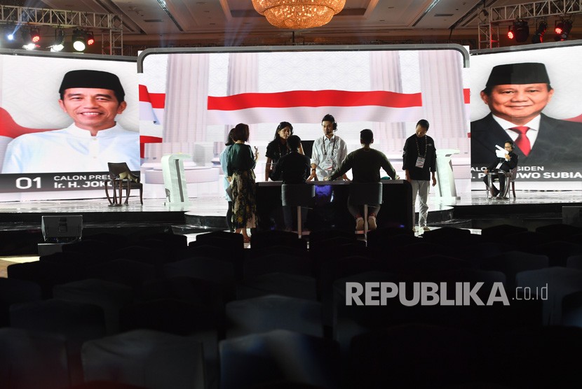 Petugas dan kru televisi penyelenggara melakukan gladi bersih Debat Capres 2019 putaran keempat di Hotel Shangri-La, Jakarta, Jum'at (29/3/2019). 