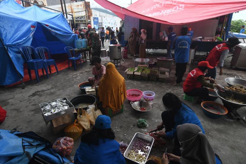 Petugas dan relawan dapur umum menyiapkan makanan untuk warga yang terdampak banjir (ilustrasi) 