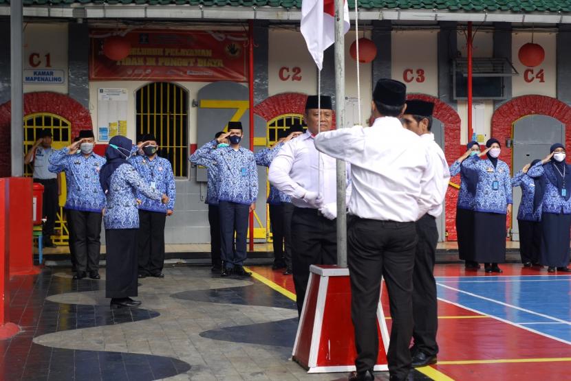 Petugas dan warga binaan Lapas Kelas IIB Sukabumi mengelar upacara hari kesadaran nasional, Sabtu (17/10).