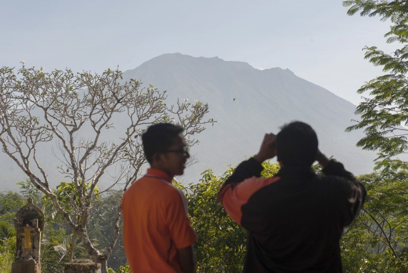 Petugas dan warga memantau aktifitas Gunung Agung di Pos Pemantauan Desa Rendang, Karangasem, Bali, Jumat (15/9).