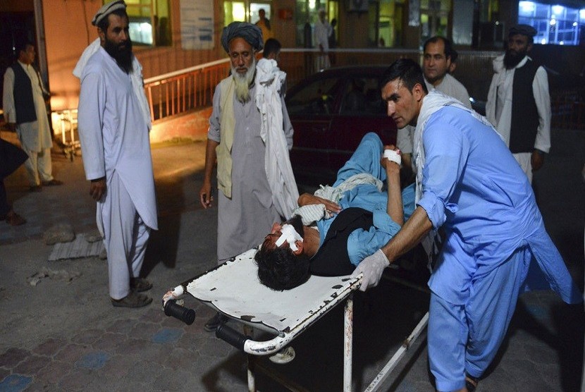 Petugas dan warga membawa korban bom menuju rumah sakit di Kota Jalalabad, ibu kota Provinsi Nangarhar, Afghanistan, Sabtu (16/6). Ledakan bom bunuh diri terjadi ketika kelompok Taliban dan pemerintah sedang menggelar genjatan senjata kala Idul Fitri 1439 Hijriah.