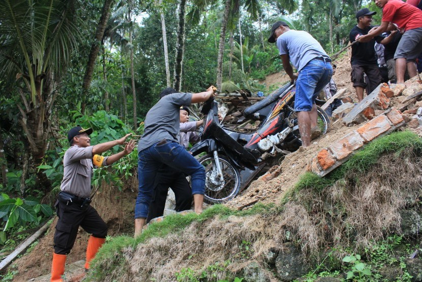 Petugas dan warga mengevakuasi kendaraan milik korban tanah longsor di Pacitan, Jawa Timur (ilustrasi).