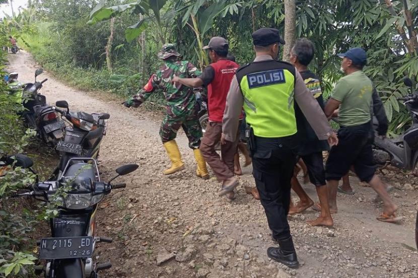 Petugas dan warga setempat melakukan evakuasi jenazah korban meninggal dunia akibat tenggelam di Dusun Cungkal, Desa Sumberpetung, Kabupaten Malang, Jawa Timur, Senin (20/5/2024).