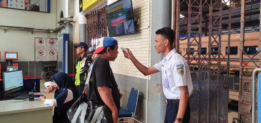 Petugas Daop 3 Cirebon melakukan pengecekan suhu tubuh terhadap calon penumpang KA di Stasiun Cirebon, Ahad (15/3). Hal itu sebagai antisipasi penyebaran virus Corona.