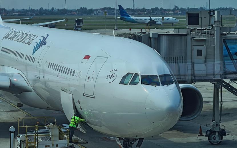 Petugas darat melakukan persiapan untuk penerbangan di Terminal 3 Bandara Soekarno Hatta, Tangerang, Banten, Selasa (20/9/2022). PT Angkasa Pura II (Persero) memproyeksikan dapat melayani sebanyak 60 juta penumpang pada tahun 2022. 