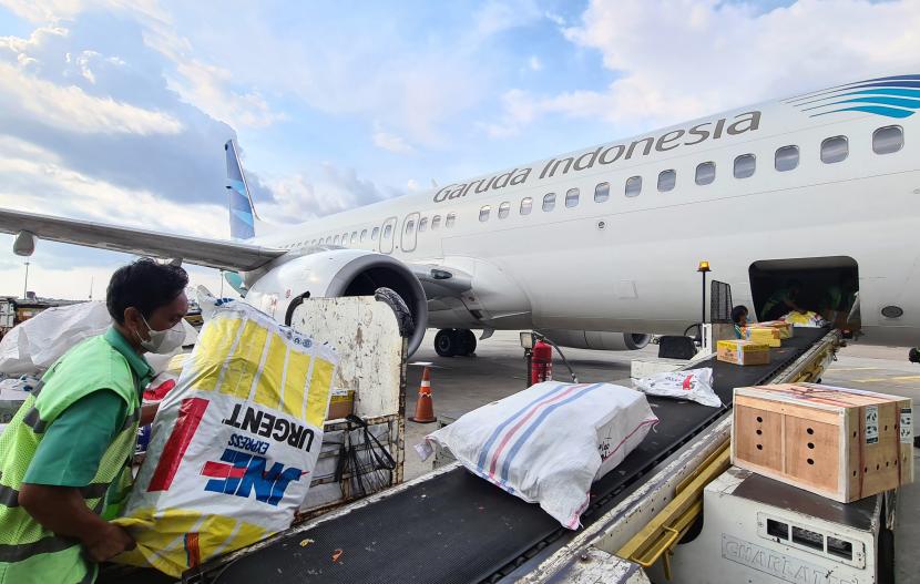 Petugas darat menaikan barang kiriman lewat udara ke dalam badan pesawat di Terminal 3 Bandara Soekarno Hatta, Tangerang, Banten, Kamis (7/4/2022). Otoritas Jasa Keuangan (OJK) memberikan panduan bagi masyarakat untuk memilih asuransi pengiriman oleh-oleh mudik lebaran. 