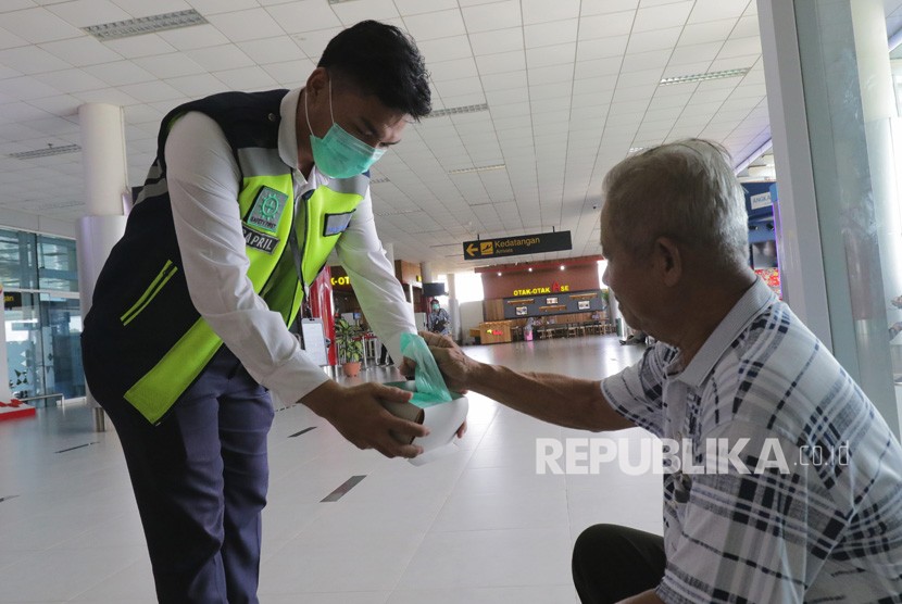 Babel Terbitkan Kartu Kewaspadaan Kesehatan Cegah Corona. Petugas dari Angkasa Pura II membagikan masker gratis kepada pengunjung dan penumpang di Bandara Depati Amir, Pangkalpinang, Kepulauan Bangka Belitung. 