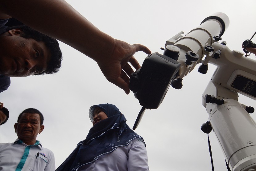 Petugas dari Badan Meterorologi Klimatologi dan Geofisika (BMKG) Palu melaku uji coba peralatan teleskop untuk pengamatan Gerhana Matahari Total (GMT) di Palu, Sulawesi Tengah, Rabu (2/3). 