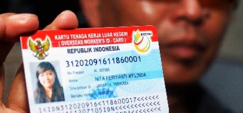 Petugas dari Badan Nasional Penempatan dan Perlindungan Tenaga Kerja Indonesia (BNP2TKI), menunjukkan Kartu Tenaga Kerja Luar Negeri(KTKLN). 