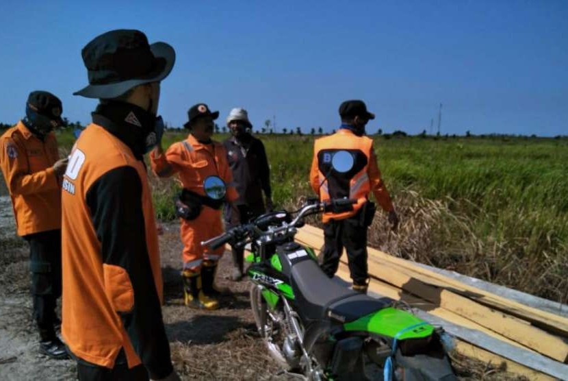 Petugas dari Badan Penanggulangan Bencana Daerah (BPBD) Kabupaten Musi Banyuasin (Muba) melakukan patroli darat menggunakan sepeda motor memantau titik //hotspot// atau kebakaran hutan dan lahan (karhutla) di daerahnya.