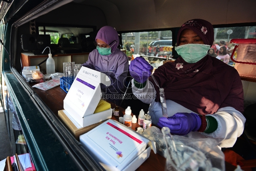   Petugas dari Badan Pengawas Obat dan Makanan (BPOM) menunjukan jenis-jenis makanan yang berbahaya kepada warga yang mengunjungi Car Free Day (CFD) Thamrin, Jakarta, Ahad (13/9). (Republika/Raisan Al Farisi)