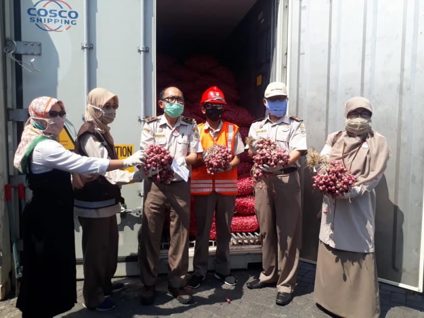 Petugas dari Balai Besar Karantina Pertanian Surabaya memeriksa bawang merah asal Probolinggo yang akan diekspor ke Thailand pada Selasa (21/7).