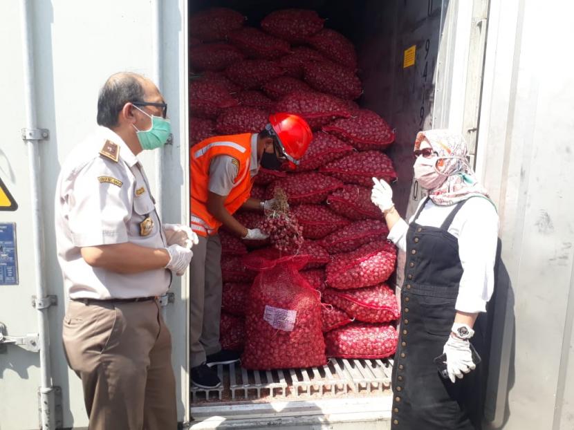 Petugas dari Balai Besar Karantina Pertanian Surabaya memeriksa bawang merah asal Probolinggo yang akan diekspor ke Thailand, (ilustrasi)