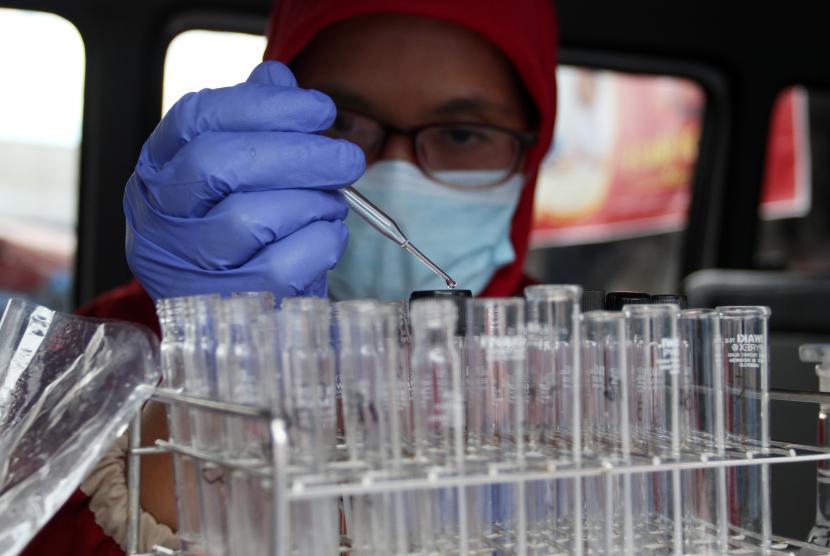 Petugas dari Balai Besar Pengawasan Obat dan Makanan (BBPOM) melakukan uji laboratorium terhadap sampel makanan dan minuman dari pedagang pasar takjil. (ilustrasi)