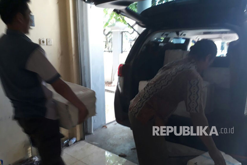 Petugas dari Bareskrim Polri mengangkut barang bukti dari gudang PCC yang di Jalan Wisma Asri Timur 1, Kelurahan Mulyorejo, Kecamatan Mulyorejo, Surabaya, Selasa, (19/9).