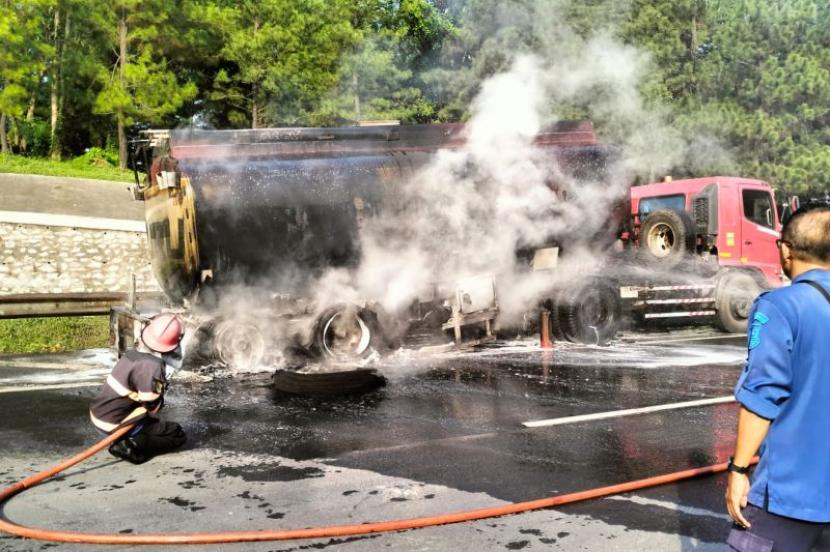 Petugas dari BPBD Kabupaten Tangerang saat memantau kendaraan yang terbakar di Tol Tangerang-Merak, KM 36, Balaraja.
