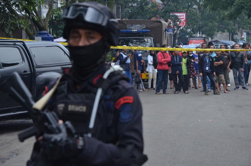 Personel Brimob menjaga kawasan TKP bom bunuh diri di Markas Polsek Astanaanyar, Kota Bandung, Rabu (7/12/2022).
