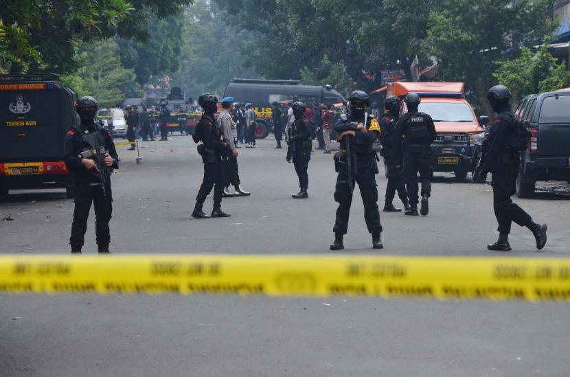 Petugas dari Brimob melakukan penjagaan di kawasan TKP bom bunuh diri di Markas Sektor Kepolisian Astana Anyar, Kota Bandung, Rabu (7/12/2022). Dalam peristiwa itu ada 11 orang yang menjadi korban. 10 orang merupakan anggota polisi dan satu orang warga sipil yang sedang melintas di sekitar lokasi kejadian. Sedangkan pelaku bom bunuh diri dipastikan tewas di lokasi.