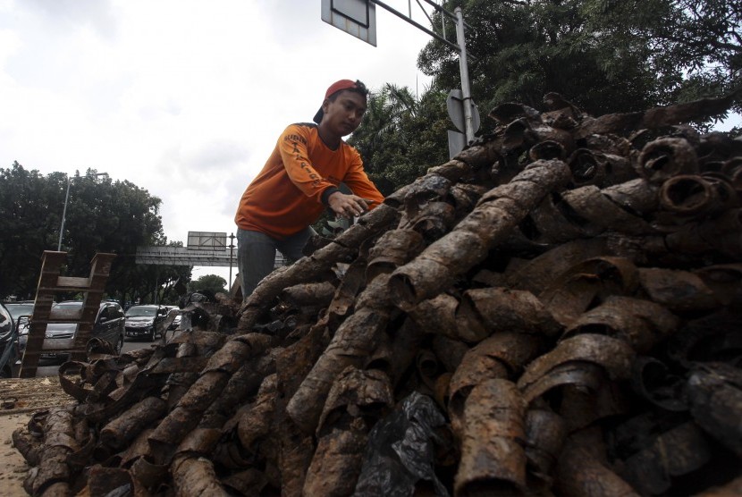 Petugas dari Dinas Kebersihan Pemprov DKI Jakarta mengumpulkan kulit kabel yang diangkat dari dalam gorong-gorong di kawasan Jalan Merdeka Selatan, Jakarta, Jumat (4/3).