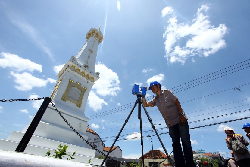 Petugas dari Dinas Kebudayaan DIY melakukan pemotretan 360 derajat bangunan Tugu Pal Putih, di Yogyakarta, Rabu (16/3)