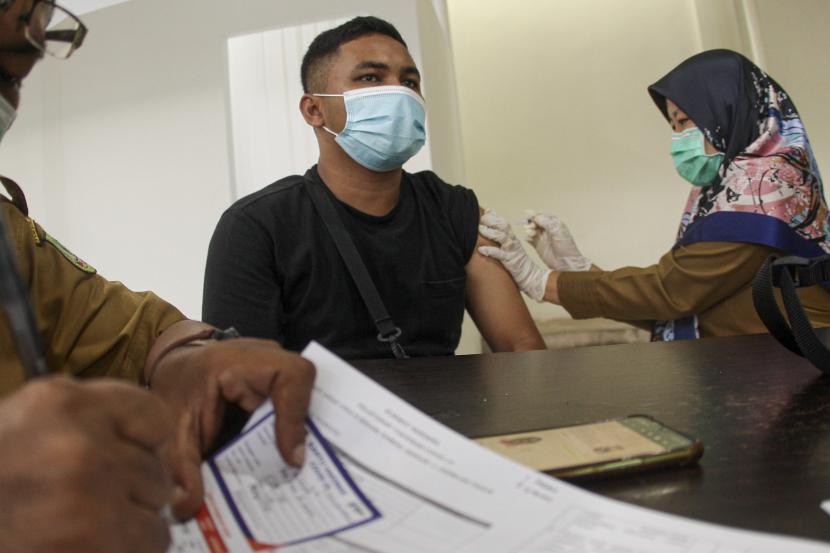 Petugas dari Dinas Kesehatan Kota Batam menyuntikkan vaksin booster COVID-19 di Bandara Internasional Hang Nadim, Batam, Kepulauan Riau, Selasa (12/7/2022). Gubernur Riau Syamsuar meminta masyarakat untuk memaksimalkan vaksinasi Covid-19.