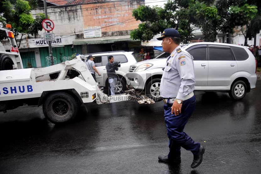  Petugas dari Dinas Perhubungan DKI Jakarta melakukan penertiban di kawasan Jatinegara,Jakarta Timur, Senin (17/6).     (Republika/Prayogi)