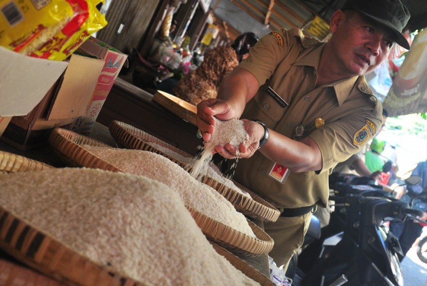 Petugas dari Dinas Perindustrian Perdagangan Koperasi dan Penanaman Modal Kota Klaten melakukan sidak beras di Pasar Kota Klaten, Jawa Tengah, Senin (25/5).
