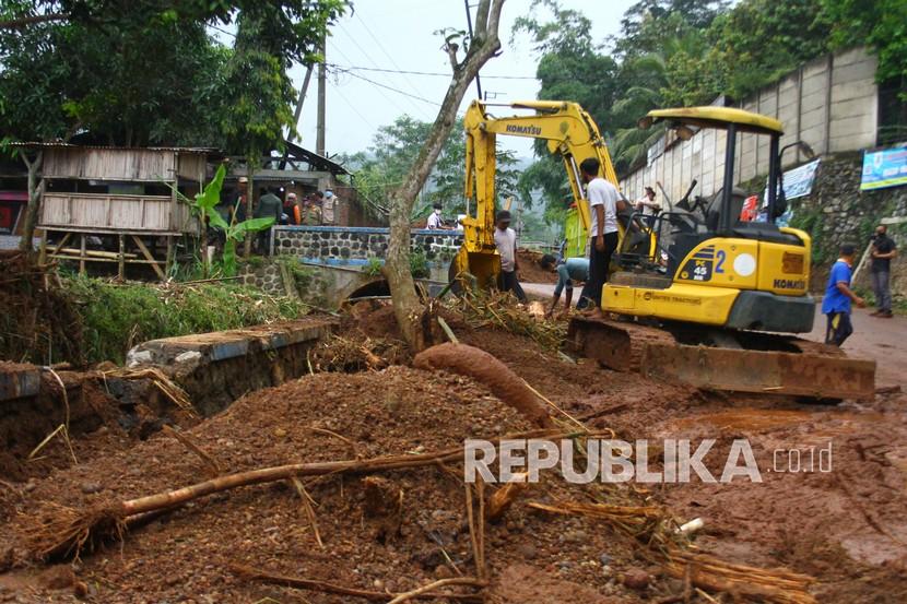 Petugas dari Dinas Pertamanan mengoperasikan alat berat untuk membersihkan puing-puing akibat banjir lumpur di Desa Srigading, Lawang, Malang, Jawa Timur (ilustrasi)