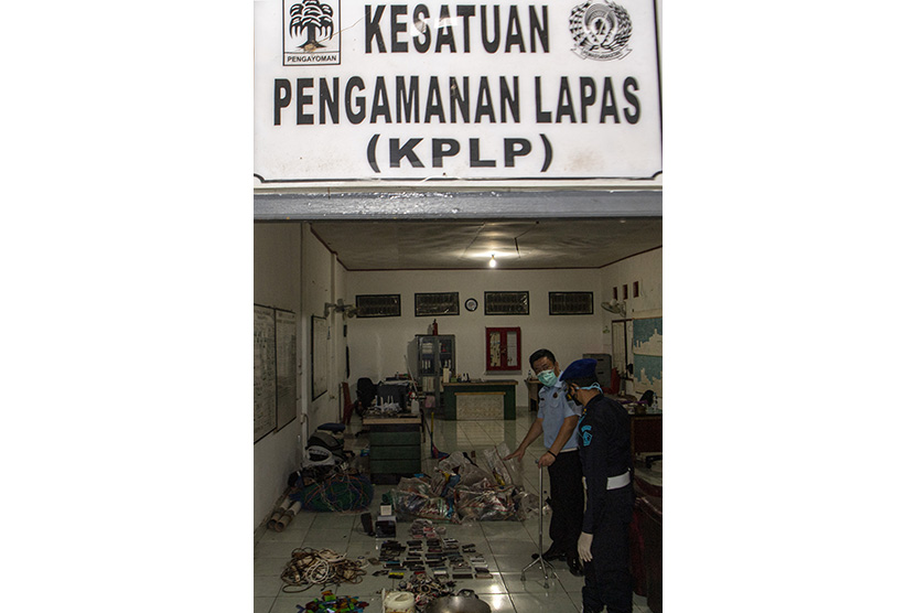 Petugas dari Kanwil Kemenkumham Sumsel memeriksa barang bukti usai melakukan razia, di Lapas Klas 1 Merah Mata Kota Palembang, Sumatra Selatan, Rabu (27/1/2021) malam WIB. 