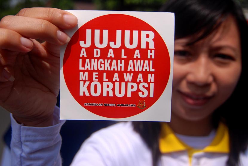 Petugas dari Kejaksaan Negeri Ambarawa menunjukkan stiker bertemakan seruan anti korupsi di Ungaran, Kabupaten Semarang, Jawa Tengah, Kamis (10/9).