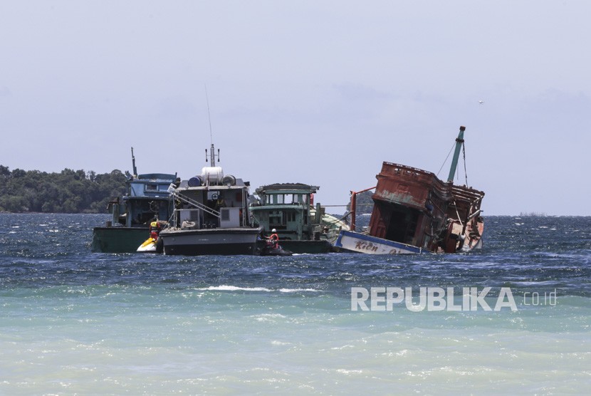 Petugas dari Kejaksaan Negeri Batam melakukan penenggelaman kapal nelayan asing di Perairan Pulau Momoi, Batam, Kepulauan Riau, Rabu (21/11/2018). 
