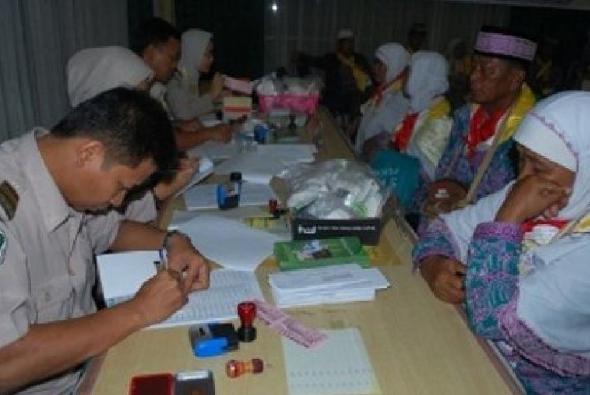 Petugas dari Kementrian Agama melayani calon jamaah haji di Embarkasi Batam