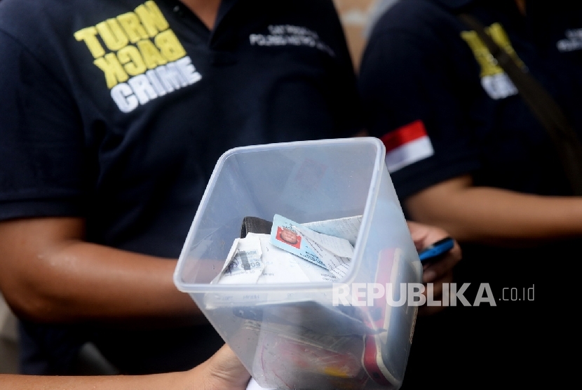 Petugas dari Kepolisian dan TNI melakukan razia narkoba di kawasan Berlan, Matraman, Jakarta Pusat, Kamis (21/1).  (Republika/Wihdan)