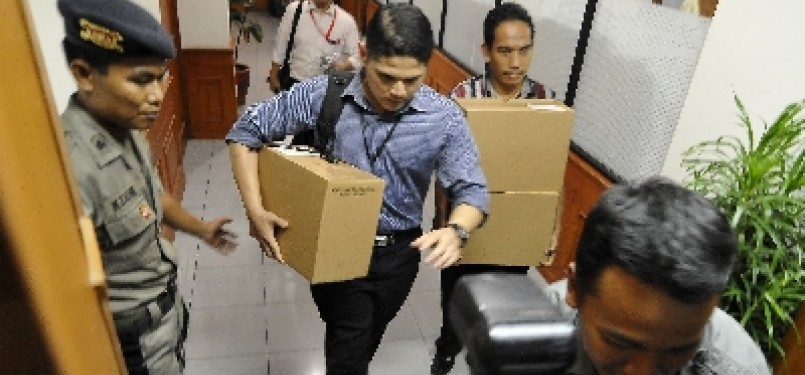 Petugas dari Komisi Pemberantasan Korupsi (KPK) membawa barang bukti usai penggeledahan di kantor Ditjen Pembinaan dan Pengembangan Kawasan Transmigrasi Kemenakertrans di Kalibata, Jakarta Selatan, Kamis (8/9). 