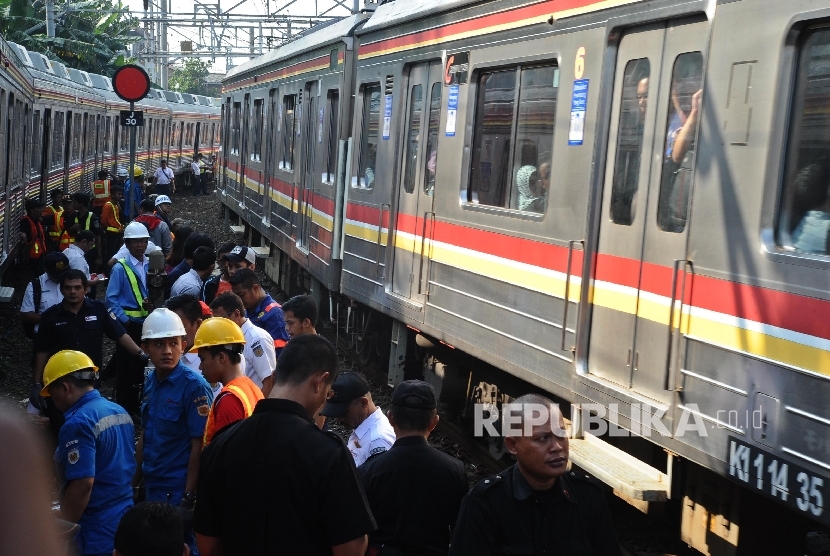  Petugas dari PT KAI sedang melakukan evakusi gerbong kereta di kawasan Manggarai, Jakarta Selatan, Rabu (18/5). (Republika/Tahta Aidilla)