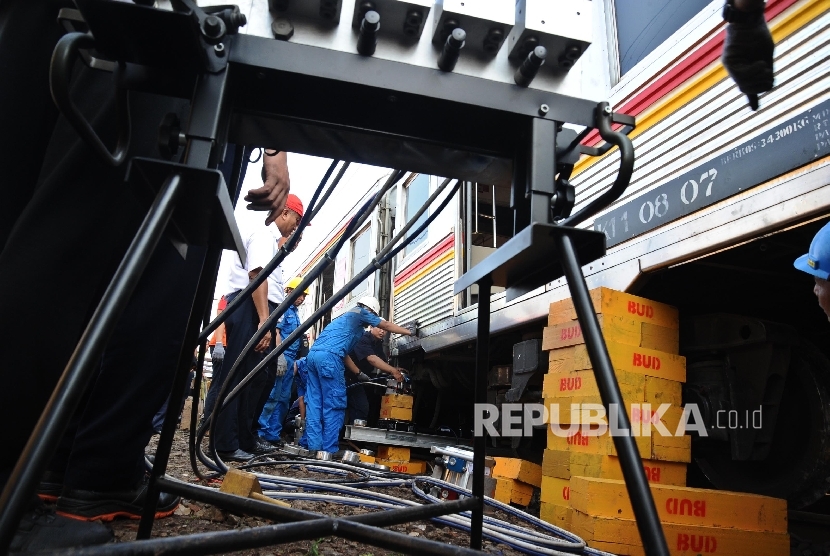 Petugas dari PT KAI sedang melakukan evakusi gerbong kereta di kawasan Manggarai, Jakarta Selatan, Rabu (18/5).