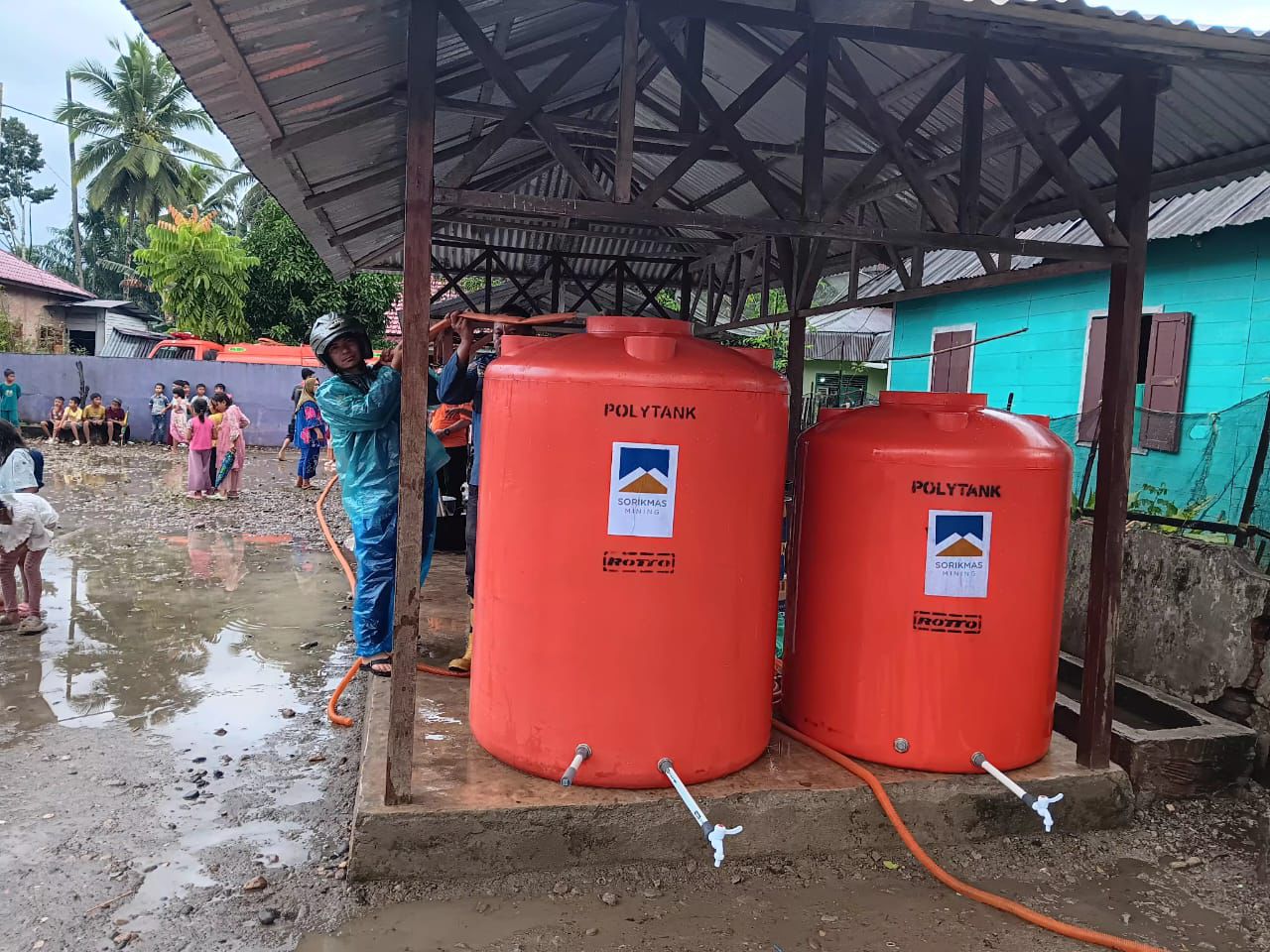 Petugas dari PT Sorikmas Mining menyiapkan tempat penampungan air bersih untuk korban banjir di Mandailing Natal.