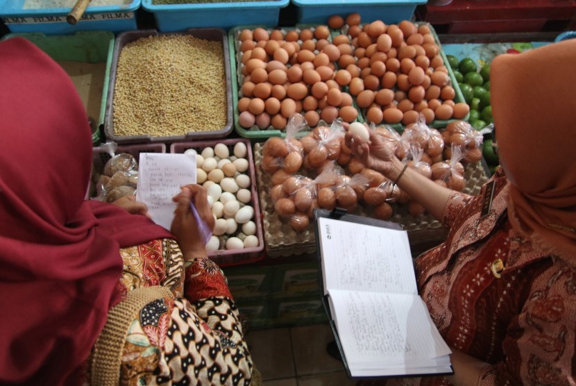 Petugas dari Tim Pengendali Inflasi Daerah (TPID) melakukan inspeksi mendadak ketersediaan telur ayam di pasar Pahing, Kota Kediri, Jawa Timur, Selasa (10/7).