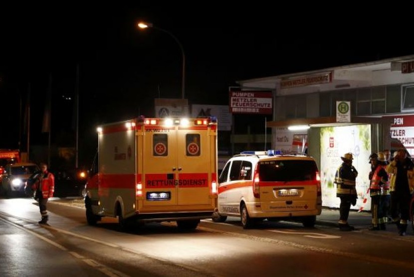 Petugas darurat Jerman berada di lokasi dimana seorang remaja Afghanistan menyerang penumpang kereta dengan kapak di Wuerzburg, Jerman, Selasa dini hari, 19 Juli 2016.