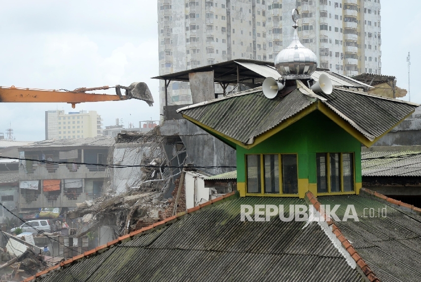  Petugas dengan alat berat membongkar kawasan Kalijodo, Jakarta Utara, Senin (29/2).  (Republika/Yasin Habibi)