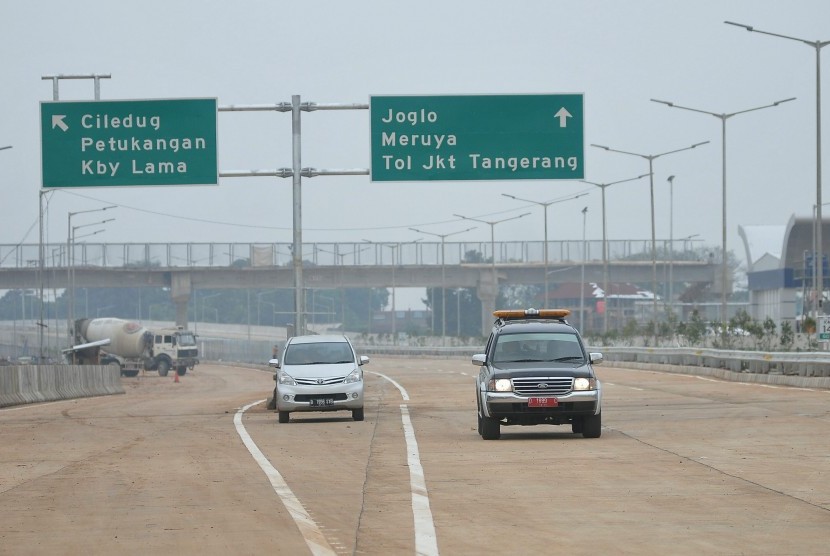 Petugas dengan mengendari sebuah mobil melakukan tes kerataan jalan pada Tol Jakarta Outer Ring Road West 2 (JORR W2) seksi Ciledug - Ulujami, Jakarta Selatan, Kamis (26/6). 