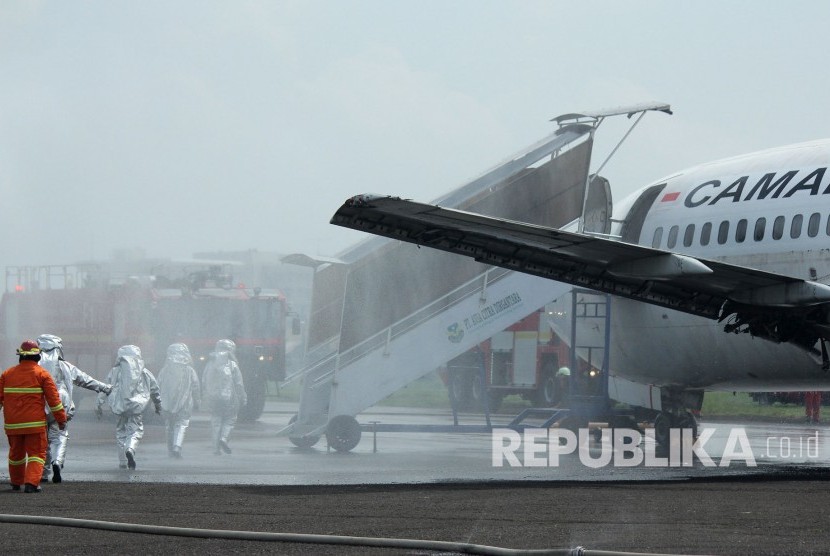 Petugas dengan pakaian khusus memasuki pesawat pada Emergency Exercise (Simulasi Keadaan Darurat) Tahun 2017 yang digelar PT Angkasa Pura II di Bandara Husein sastranegara, Kota Bandung, Kamis (16/11).