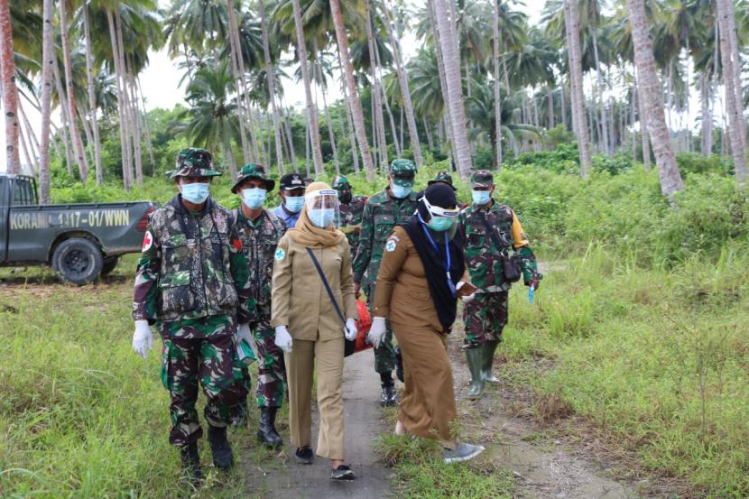 Petugas Denkesyah 14.04.03 Kendari dan Puskesmas Wawonii Barat mengunjungi rumah warga Dusun Pasir Putih, Desa Tanjung Batu, yang memerlukan layanan kesehatan gratis.