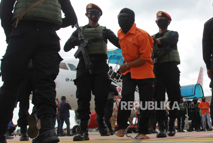 Petugas Detasemen Khusus (Densus) 88 membawa terduga teroris dari Lampung setibanya di Bandara Soekarno Hatta, Tangerang, Banten, Rabu (16/12/2020). Sebanyak 23 orang terduga teroris jaringan Jamaah Islamiyah (JI) yang ditangkap di Lampung dibawa ke Jakarta untuk pemeriksaan lebih lanjut oleh Densus 88. 