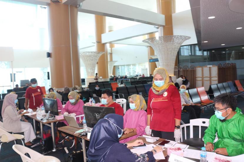 Petugas di Bandara Internasional Jawa Barat (BIJB) Kertajati, Kabupaten Majalengka, mengikuti kegiatan vaksinasi Covid-19. 