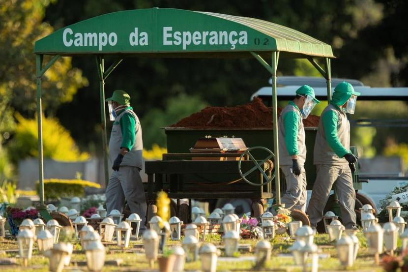 Petugas di pemakaman Campo de Esperanza di Brasilia, Brasil. Angka kematian akibat Covid-19 di Brasil terus bertambah. WHO menyatakan Benua Amerika jadi episentrum baru pandemi Covid-19. 