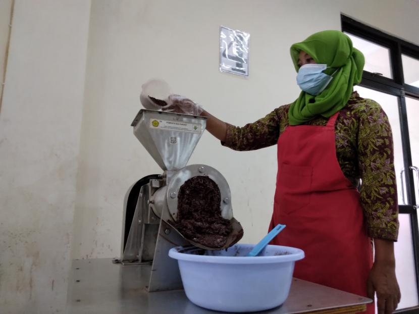 Petugas di Taman Teknologi Pertanian Ngelanggeran, Kabupaten Gunung Kidul, tengah mengolah hasil tanaman kakao menjadi coklat, Sabtu (10/4).